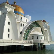 海上に浮かぶ白亜のモスク