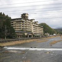 川沿いに建つ風格のある大きな旅館です。