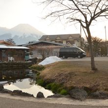 池に移る逆さ富士山