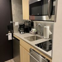 入ってすぐのミニキッチン。冷蔵庫も食器洗い機だってある