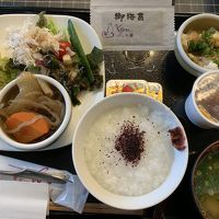 レパトリー豊富な朝食はビュッフェ方式、テーブルの数広く圧巻