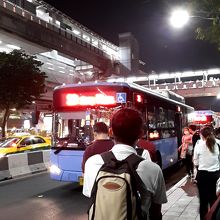 BTSモーチット、MRTチャトチャック駅近くのバス停