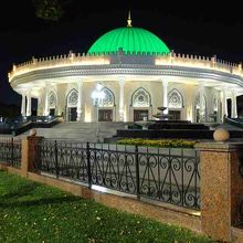 ティムール広場北側の公園にあるティムール博物館夜景。