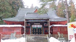 圧巻の雪の神社