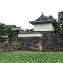 外観でも枡形がわかる。