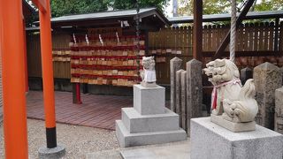 駅からほど近い。