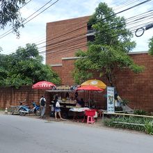 道路を挟んでいつも屋台がいました