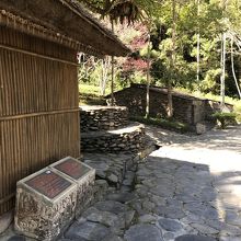 様々な部族の住居が再現されています