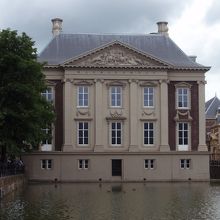 裏から見た建物