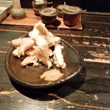 香高く美味しい土ごぼうの天ぷら400円。カレー塩でいただく。