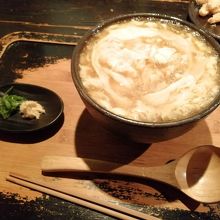 餡掛け卵とじのけいらんうどん850円、生姜が効いている。