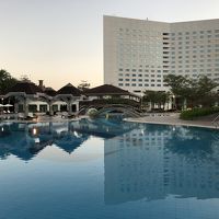 ホテルの外観とプール