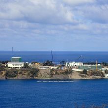 海の彼方にうっすらと山影、水平線上にビルが(^_^)