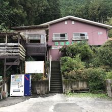 改札口より、駅前の森林露天風呂