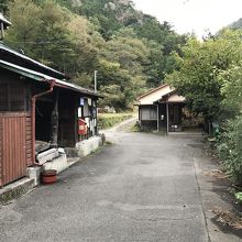 駅前通り、手前は旅館、右手後方駅舎