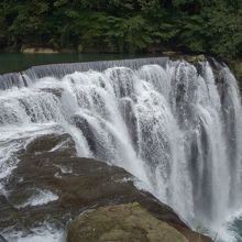 滝の水量はかなりのもの！！