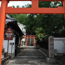 入り口には赤い鳥居が