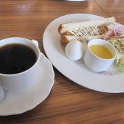 地元の客で賑わう喫茶店