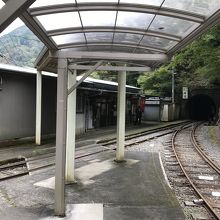駅舎とトンネルは千頭駅方向