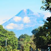 ジャワ島中央にある活火山　美しい山容　ムラピ山