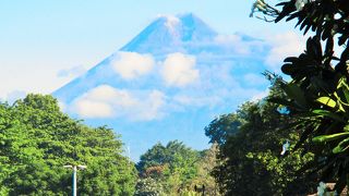 ジャワ島中央にある活火山　美しい山容　ムラピ山