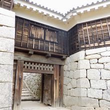 埋門形式の櫓門