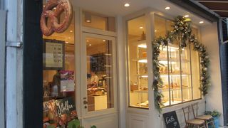 プレッツェルの看板が目印