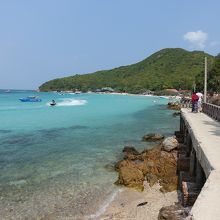 海沿いの遊歩道を歩きます