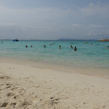 海の中は人が少なめ