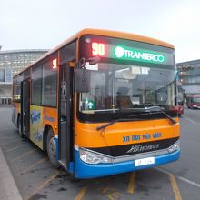 90番のバスです。空港出て左手に駐車しています。