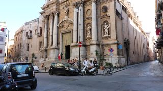 海岸近くの重厚感ある教会