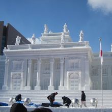 自衛隊制作のポーランド・ワジェンキ宮殿雪像の様子