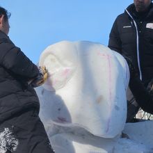 初日に西11丁目会場で観られる国際雪像コンクール制作風景