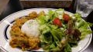 洒落て人目を惹く外観、観光地価格