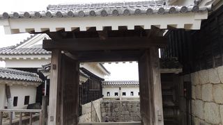 券売所から一ノ門を入った先