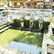 顔のレリーフが彫られた洞窟の寺院　ゴア　ガジャへ