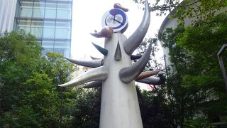 「若い時計台」があります （数寄屋橋公園）