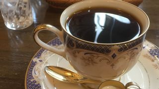 二階建ての小さな喫茶店