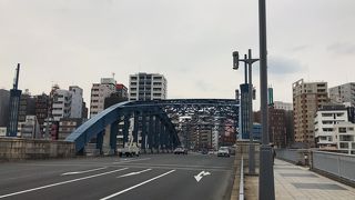 青い鉄骨が特徴