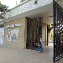 ウズベキスタン工芸博物館入口ゲート。