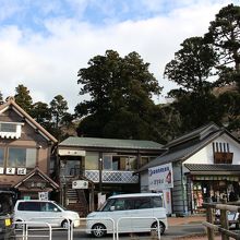 芦ノ湖から道路を隔てて、見たお店(向かって左端)