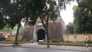 ハノイ城の北側にある門です。