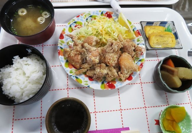 鶏の唐揚げ定食は安くて美味