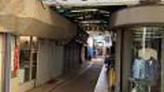 細い迷路のような道