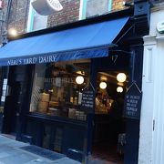 Neal's Yard の外側にあります。見落とさないように。