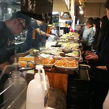 カウンターで注文します！天婦羅も並んでいます！