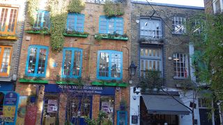 Neal's Yard にあるのですから本店でしょうが，あまりに小さなお店です。