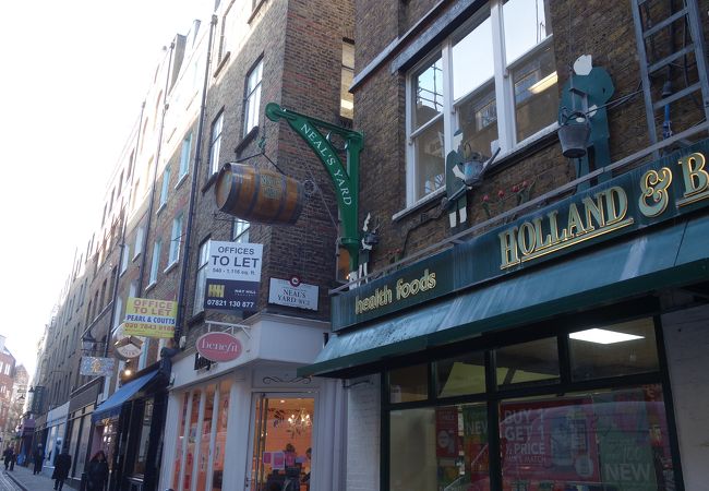 とってもちいさな中庭みたいなところ。お店も数件だけ。でも，いいところです。