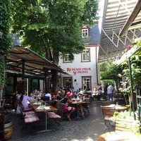 1階にはレストランがあり、ワインや食事が楽しめます。