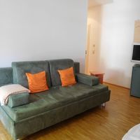 ソファもあり、トランクを広げられます。